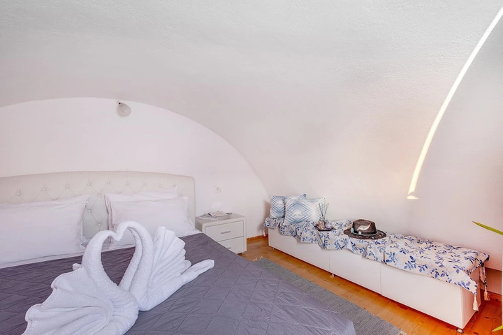 Room 3 of 20