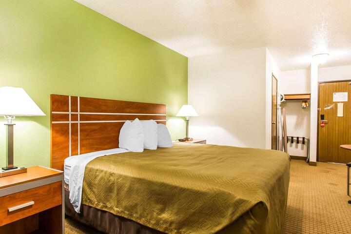 1 Queen Bed (3 of 9)