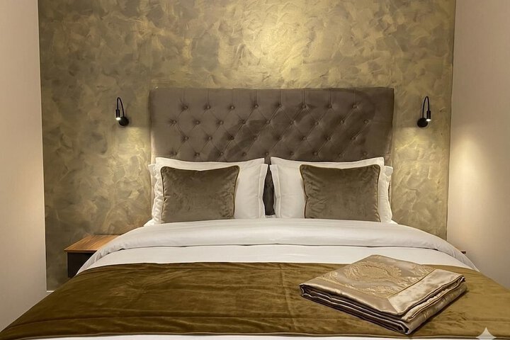 Room 4 of 16