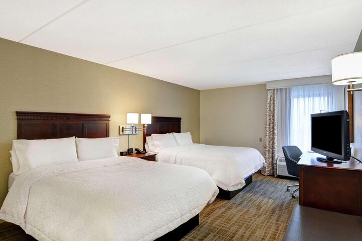 2 Queen Beds with Refrigerator, Microwave Nonsmo (2 of 5)