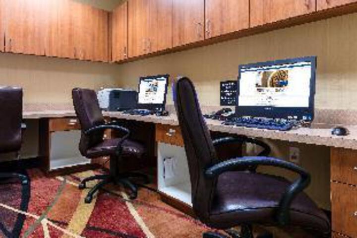 Business Center 25 of 33