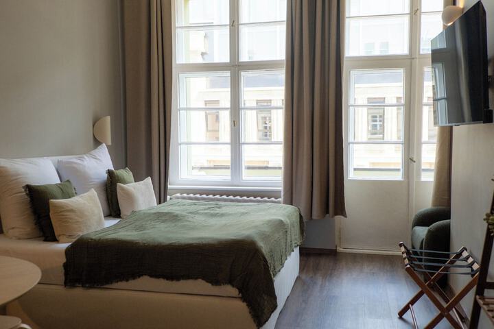Room 52 of 147