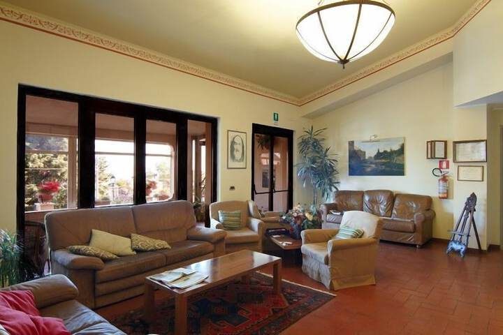 Lobby lounge