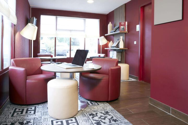 Lounge 16 of 26
