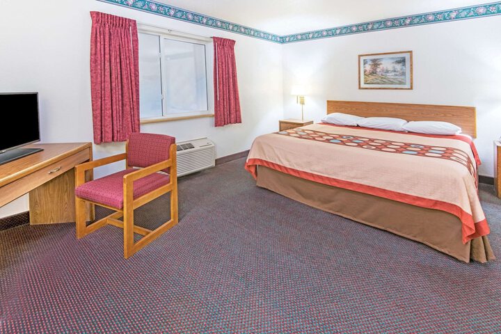 1 King Bed Deluxe Suite (12 of 16)