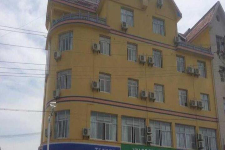 7 Days Inn Huanggang Luotian Hedong Street Dabieshan Food Plaza