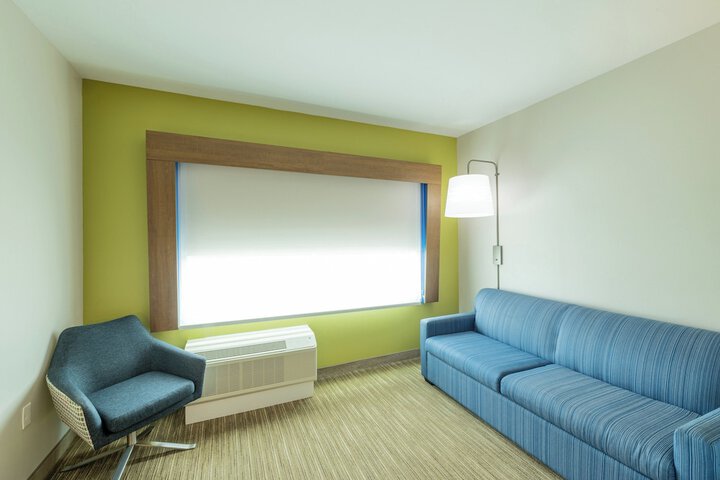 1 King Bed (3 of 14)