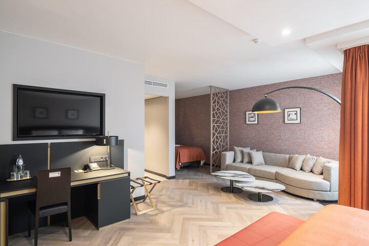 Room 44 of 122