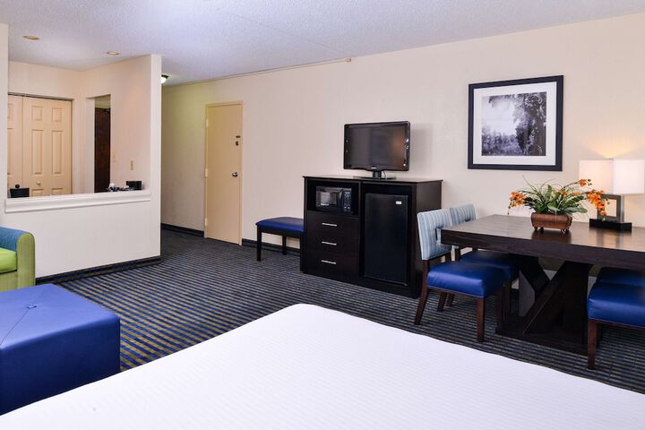 2 Queen Beds Work Desk Microwave and Refrigerator Full Breakfast (8 of 9)