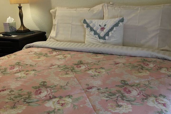 1 Queen Bed (9 of 21)