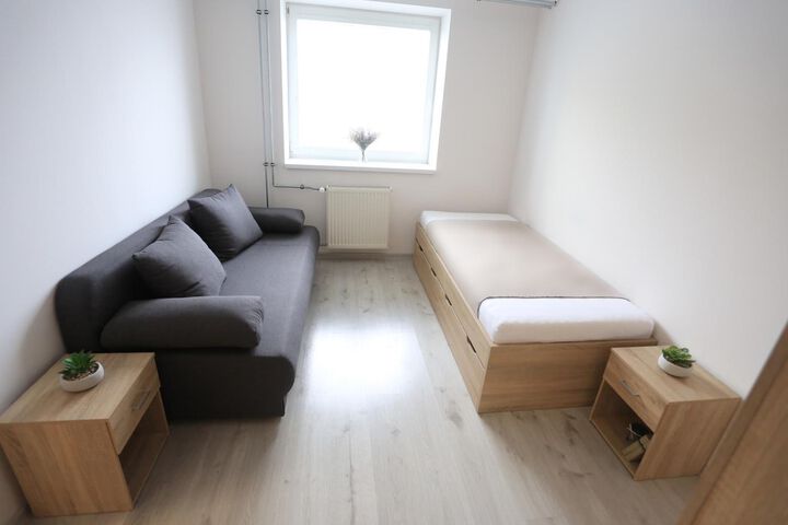 Room 33 of 87