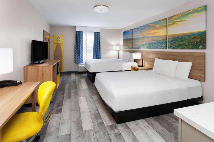 1 Queen Bed (5 of 10)