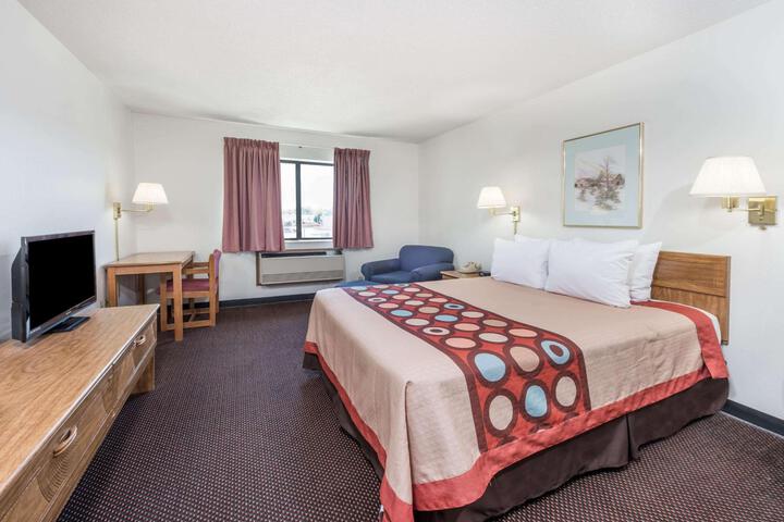 1 Queen Bed (8 of 18)