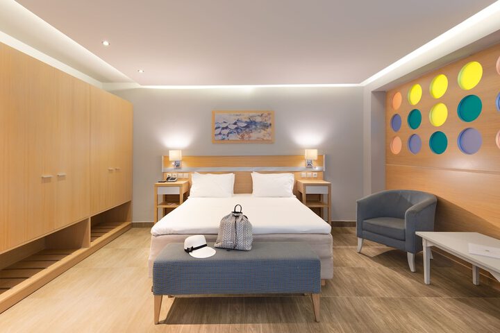 Room 6 of 168