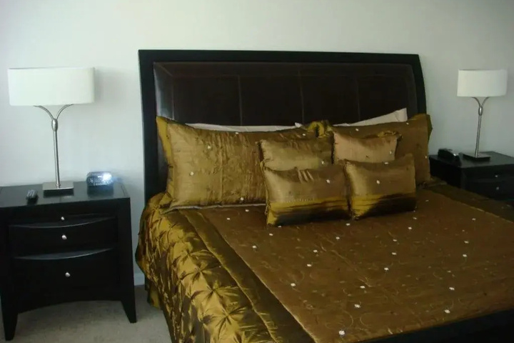 Room 2 of 10