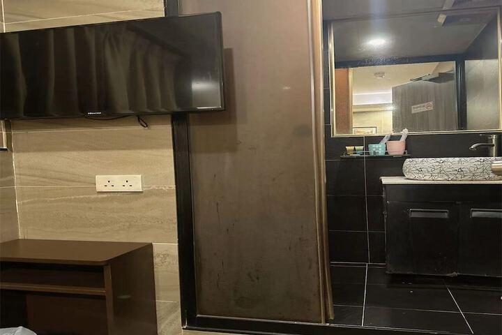 Room 4 of 16