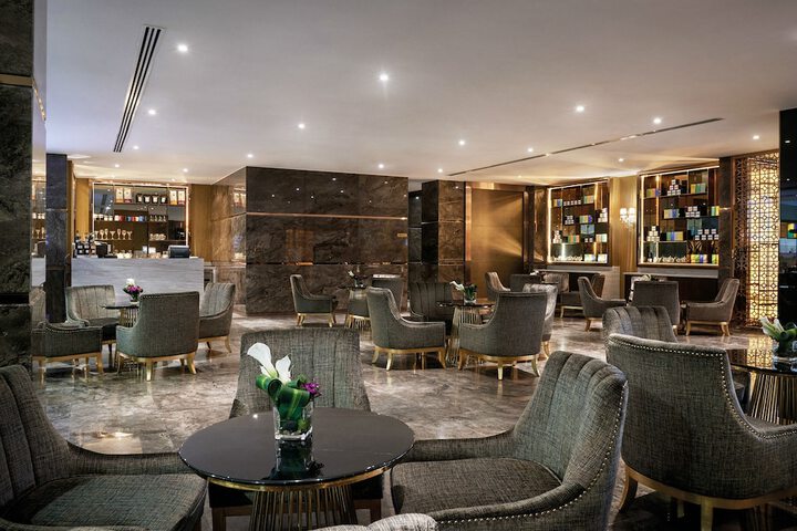 Lounge 27 of 41