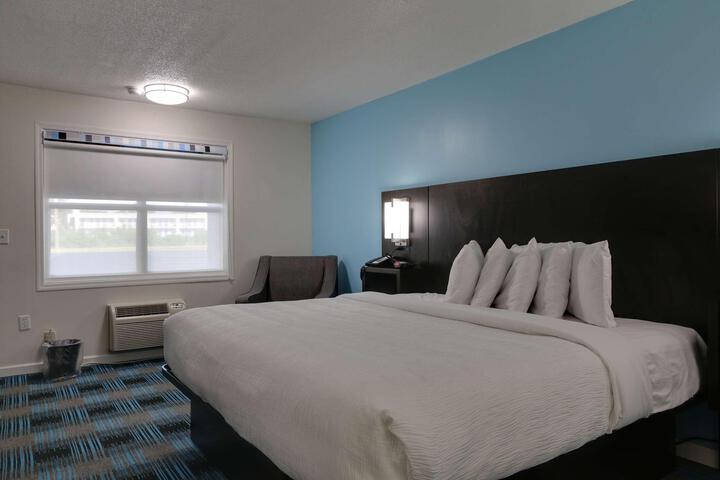 1 King Bed (4 of 9)