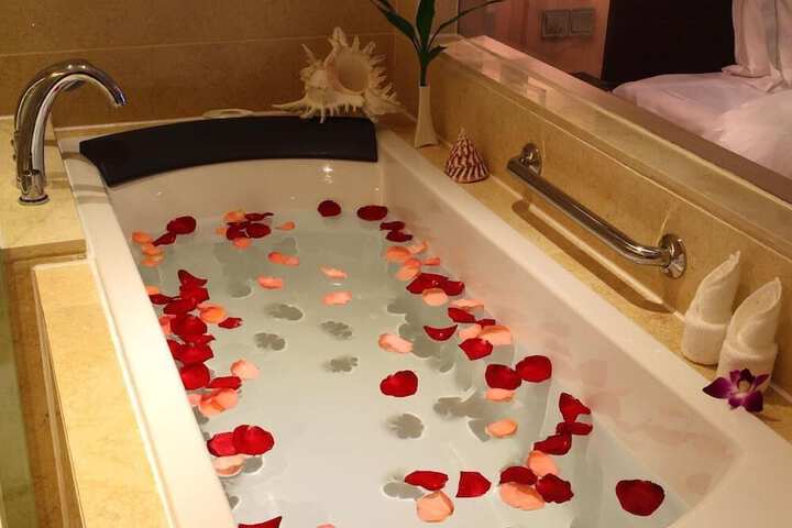 Deep soaking bathtub