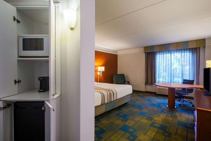 1 King Bed Deluxe Room (2 of 16)