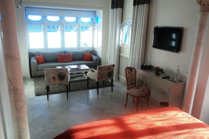 Room 2 of 65