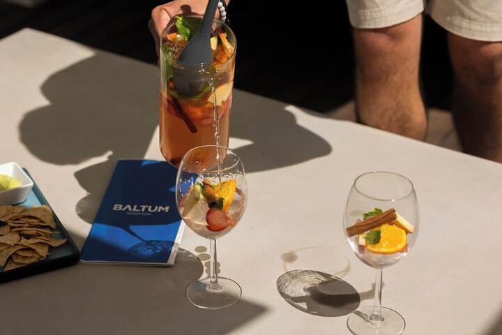 Lounge 33 of 46