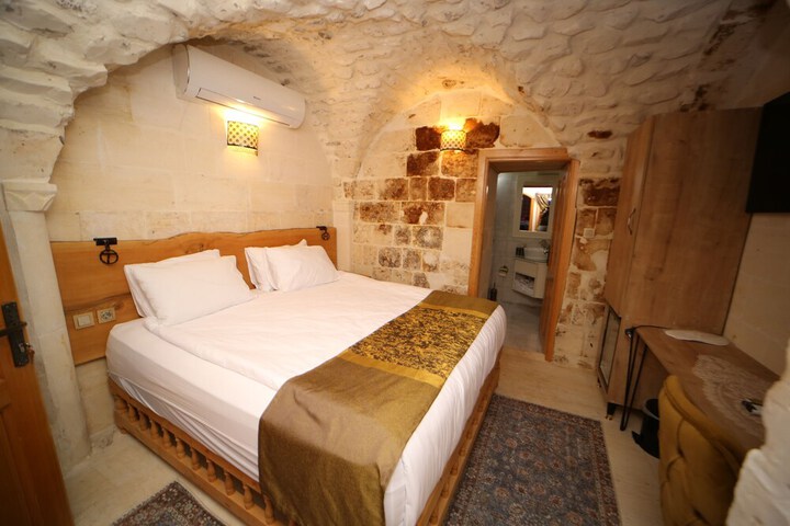 Room 8 of 85