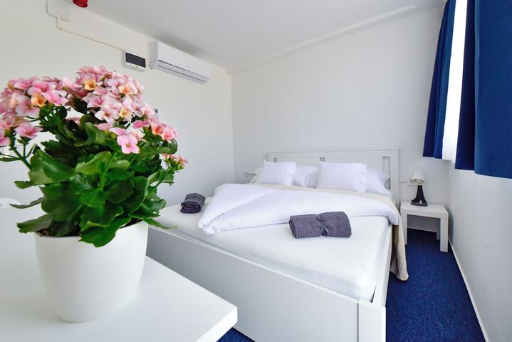 Room 5 of 27