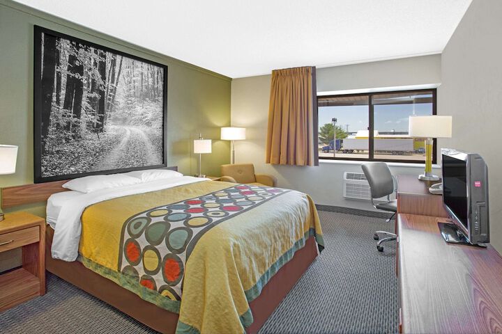 1 Queen Bed (1 of 5)