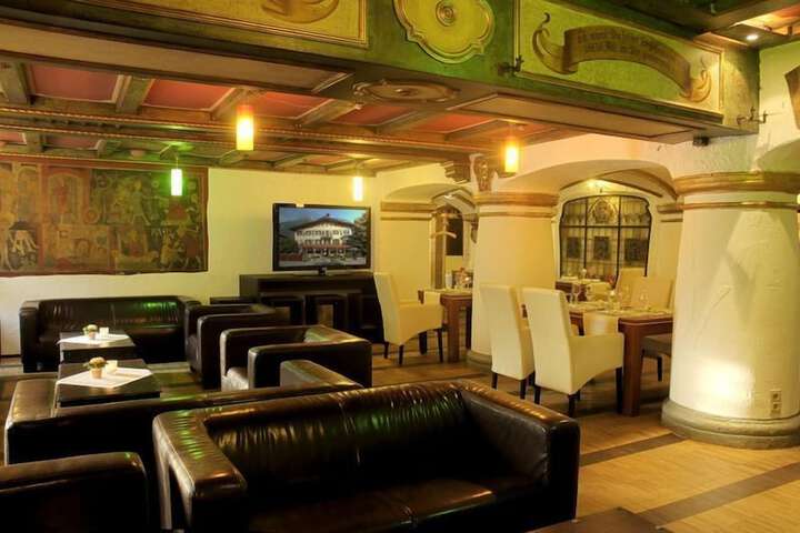 Lounge 54 of 61