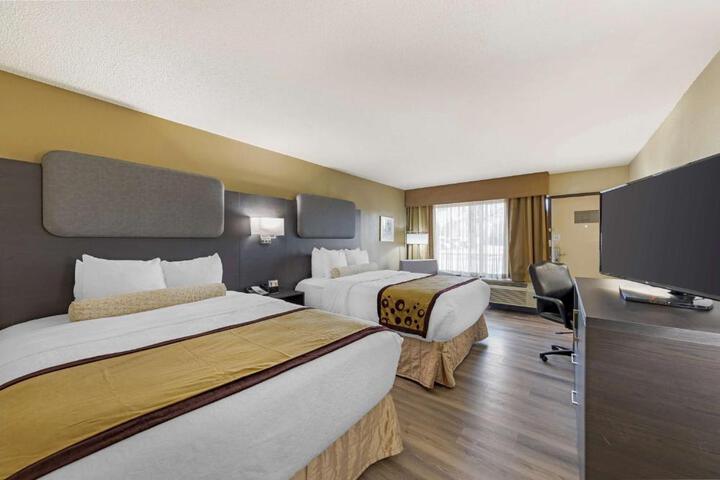2 Queen Beds Exterior Entrance Microwave, Refrigerator WiFi Full Breakfast (4 of 12)