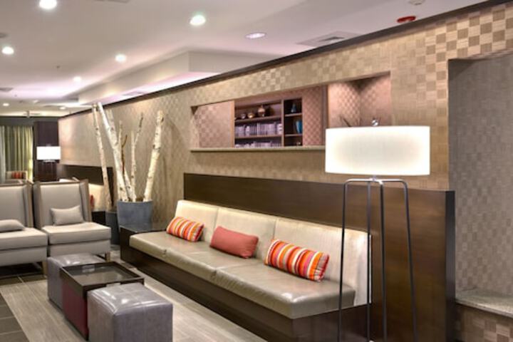 Lobby lounge