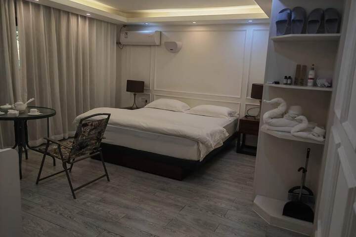 Room 6 of 13