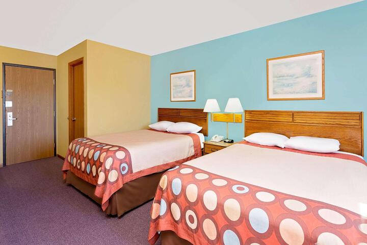 1 Queen Bed (10 of 19)