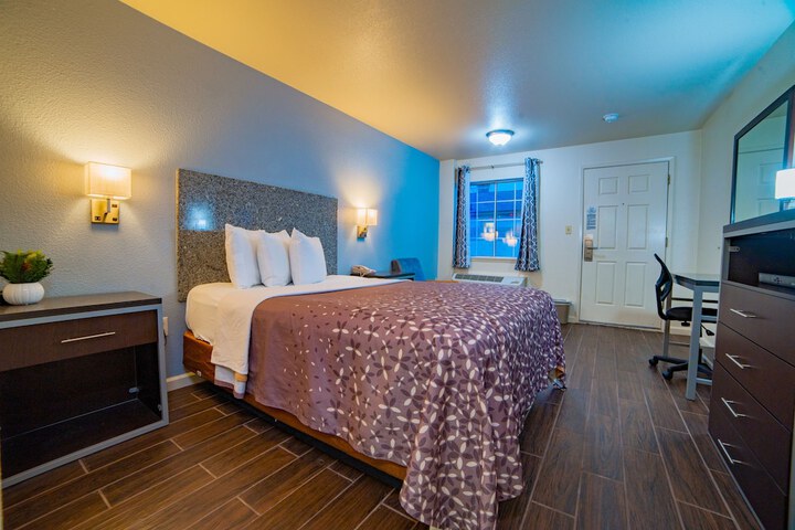 1 Queen Bed (7 of 10)