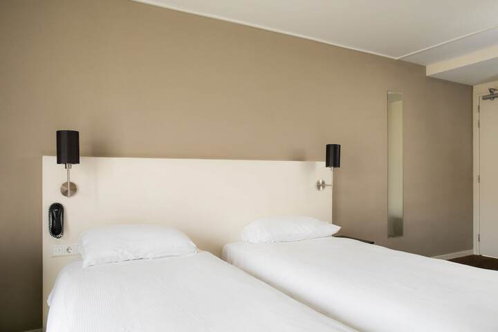 Room 15 of 46