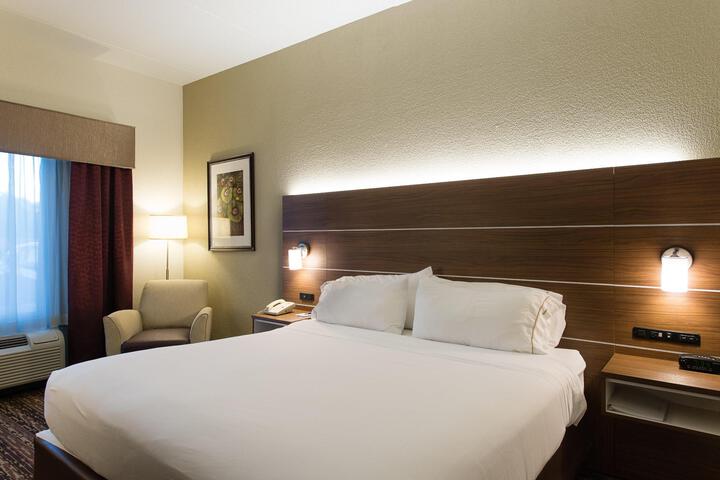 1 King Bed (5 of 23)