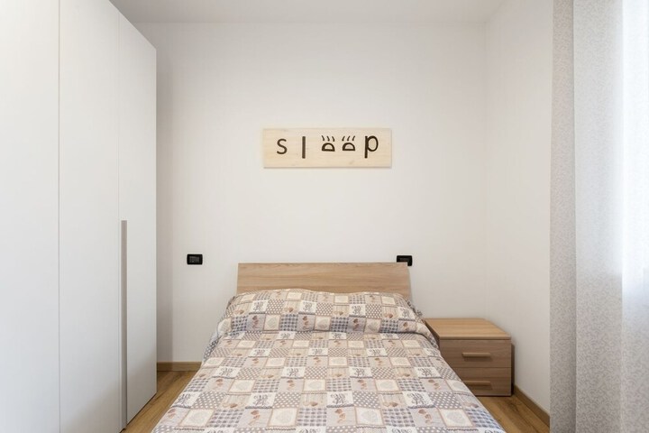 Room 9 of 25