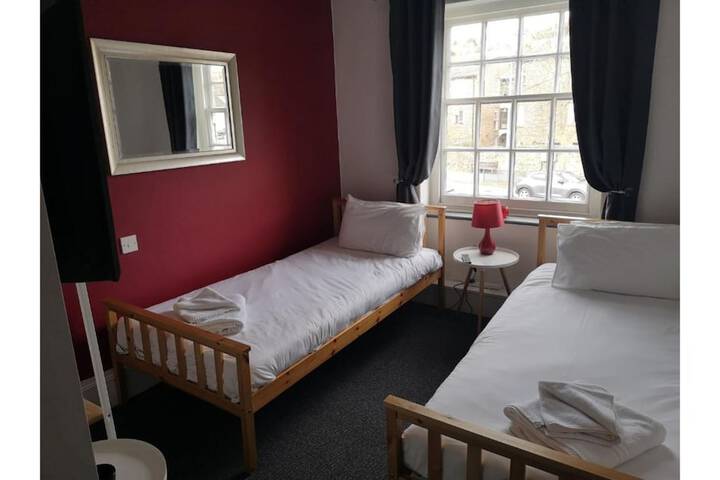 Room 2 of 28
