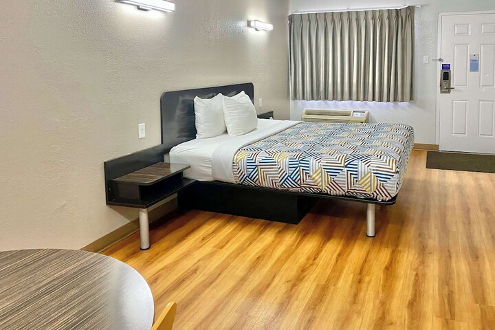 1 King Bed (7 of 8)