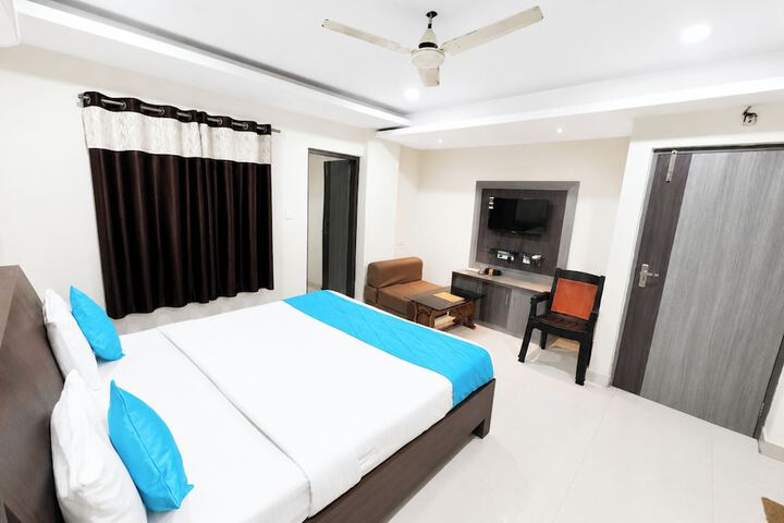 Room 9 of 16