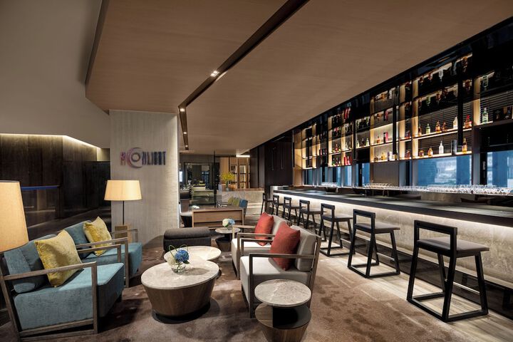 Lounge 77 of 83