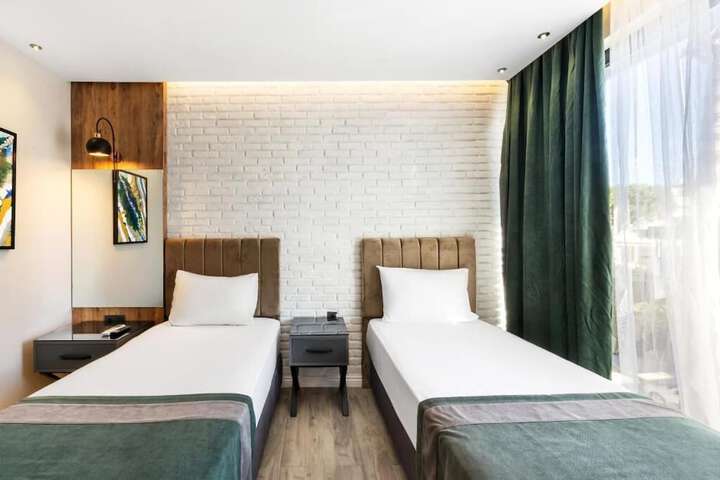 Room 7 of 25