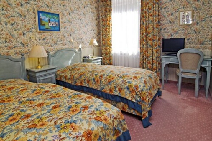 Room 9 of 32