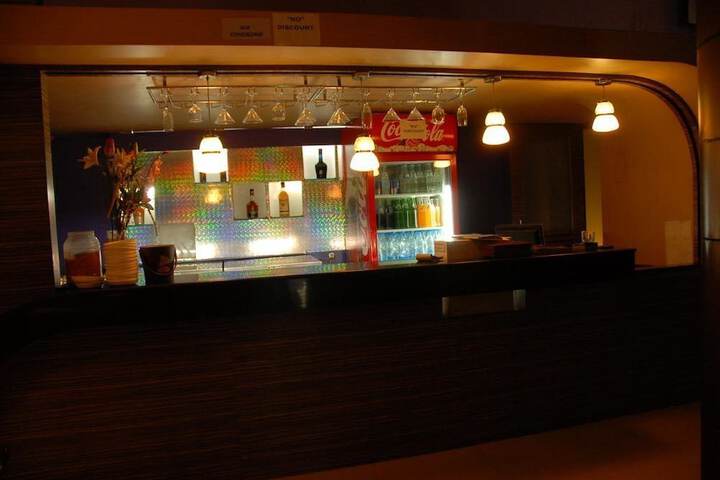 Lounge 14 of 16