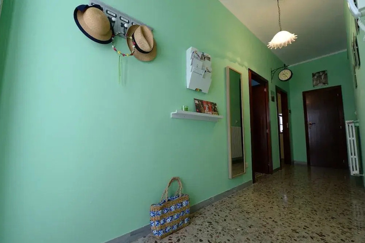 Room 6 of 8