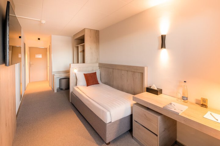 Room 32 of 74