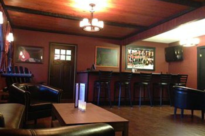Lounge 13 of 18