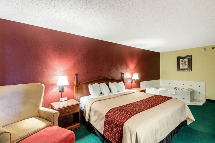 Deluxe King Bed Accessible (9 of 14)