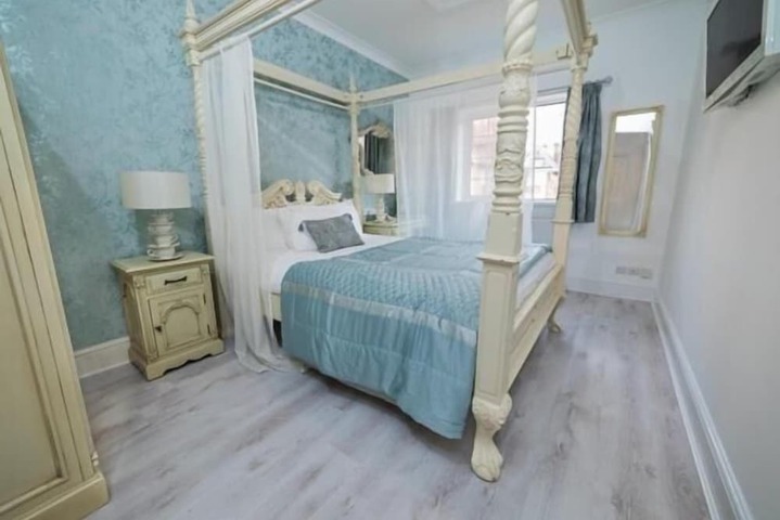 Room 8 of 74